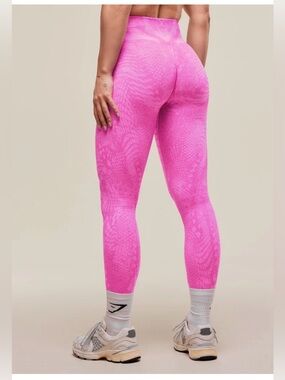 Gym shark animal adapt leggings in pink snakeskin